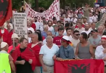 “Rama në burg, Berisha në burg”/ Protestuesit marshojnë drejt Kryeministrisë