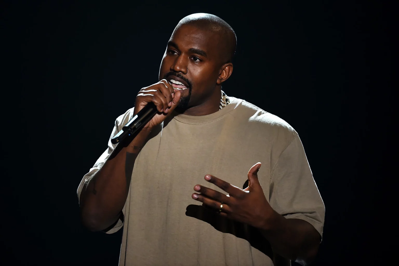 Bileta falas për Kanye West? SMS-të që po qarkullojnë në rrjet për nxënësit ekselentë
