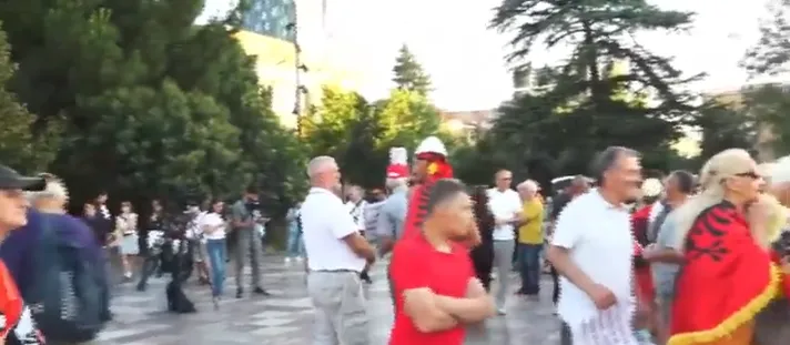 40 ditë rezistencë/ Nis grumbullimi i qytetarëve tek sheshi Skënderbej