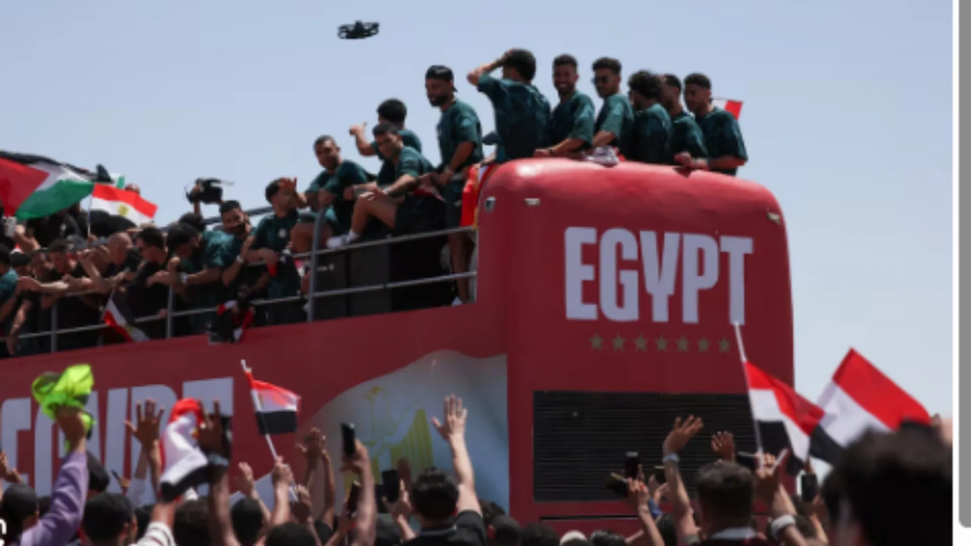 Kombëtarja egjiptiane kthehet në atdhe, futbollistët dhe stafi priten si heronj