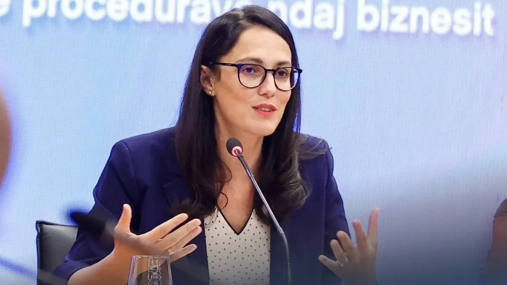 Sherr mes socialistebe! Ish-zv.ministrja e Ramës i kthehet Ibrahimajt: Të ka marrë malli edhe ty si mua, më kishe nxjerrë…