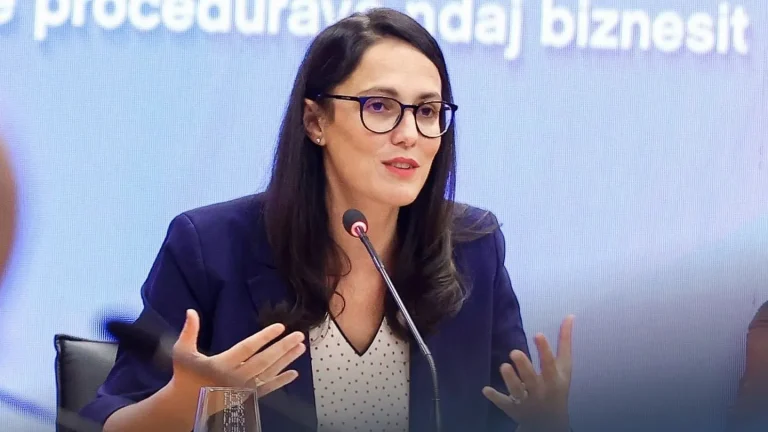 Sherr mes socialistebe! Ish-zv.ministrja e Ramës i kthehet Ibrahimajt: Të ka marrë malli edhe ty si mua, më kishe nxjerrë…