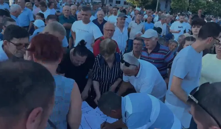 Banorët e Përrenjasit në protestë, kundërshtojnë bashkimin me Librazhdin
