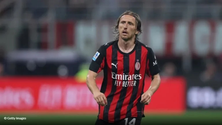 Luka Modric rinovon kontratën me Milanin deri në vitin 2027