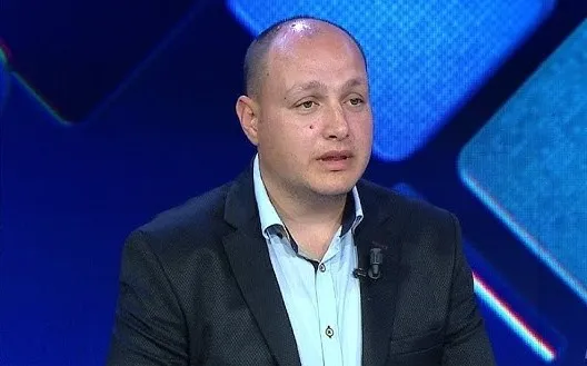 Tronditet gazetaria në Shqipëri, humb jetën në aksident gazetari i News24 Enrik Mehmeti