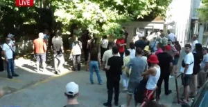 ”Rama n’burg, çunat jashtë!”/ Qytetarët protestë para Gjykatës së Tiranës