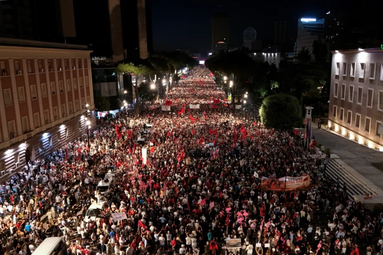 Associated Press: Protesta përsërit simbolikën e 20 Shkurtit, rrëzohet busti i Ramës