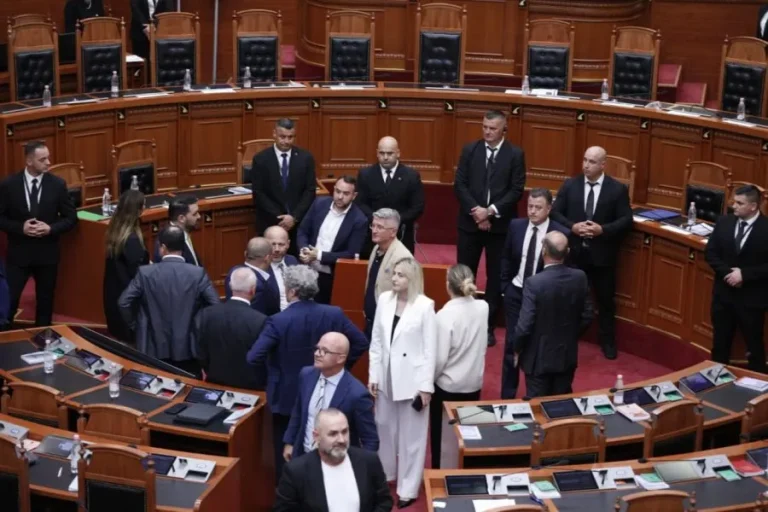 Tensione në Kuvend, deputetët e PD-së bllokojnë foltoren. Nuk lejojnë të raportojë Avokati i Popullit