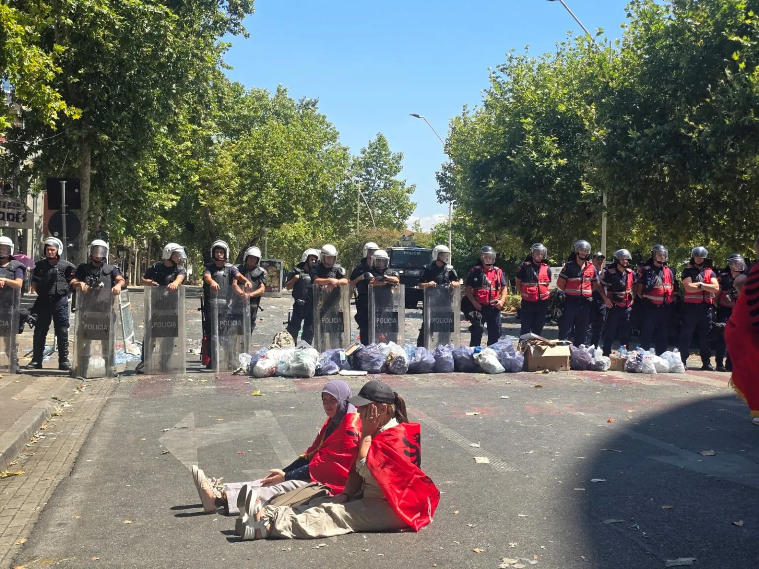 FOTO LAJM/ Qese me mbetje te kordoni policor, mesazhi simbolik: Mos i mbroni plehrat