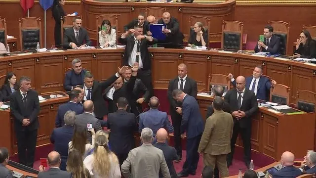 Hodhi ujë drejt Ramës, përjashtohet nga seanca Gazment Bardhi