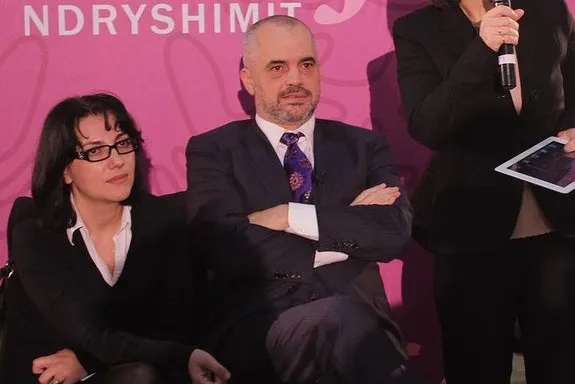 Ish-deputetja dhe gruaja e zvministrit të Ramës denoncon arrestimet e protestueseve