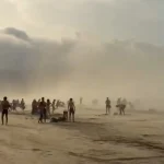(VIDEO) Stuhi e rrallë në bregdet, pushuesit përfshihen nga paniku: U errësua papritur
