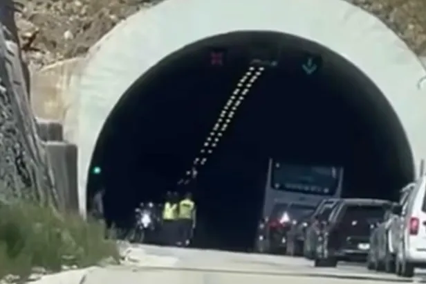 Po udhëtonte drejt Sarandës, gjenden 4 armë brenda automjetit në tunelin e Skërficës! Detajet