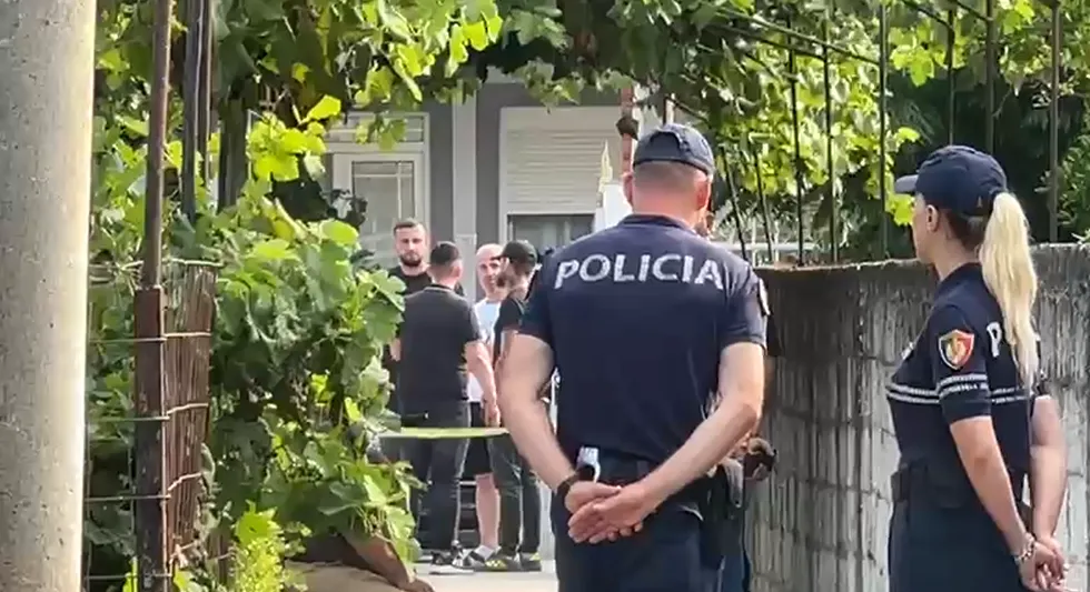 E rëndë në Fier! Burri vret ish-vjehrrin dhe merr peng ish-bashkëshorten
