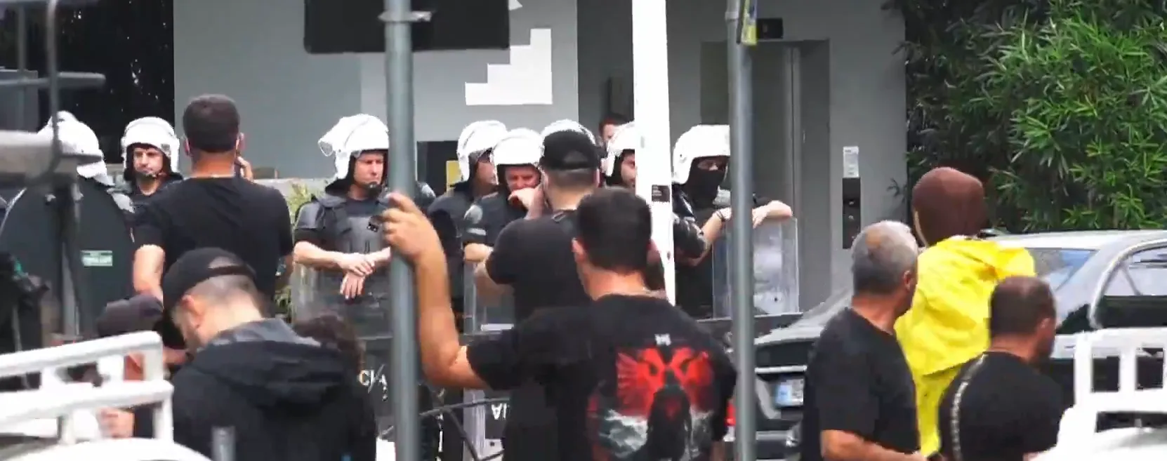 “Rama në burg”- Qytetarët në protestë para Parlamentit, policia bllokon rrugën kryesore