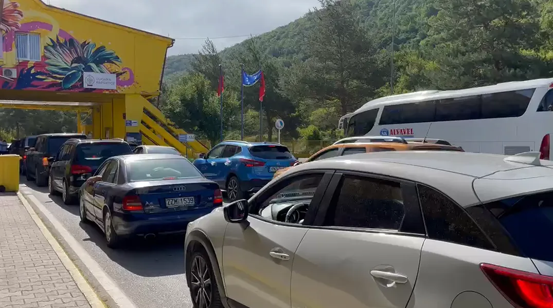 Hapet dogana e Kapshticës pas grevës, mbeten ende radhë të gjata në kufi