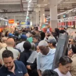 Kaos në Paris, qytetarët përleshen për të blerë kondicionerë (VIDEO)
