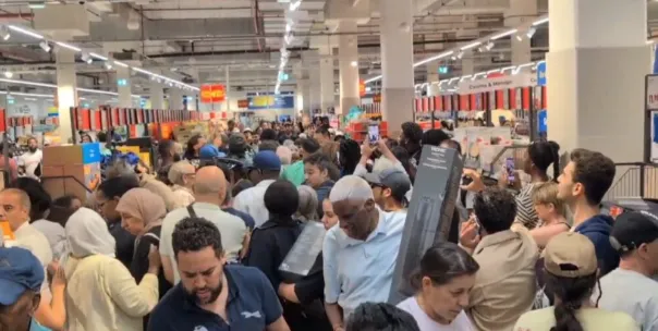 Kaos në Paris, qytetarët përleshen për të blerë kondicionerë (VIDEO)