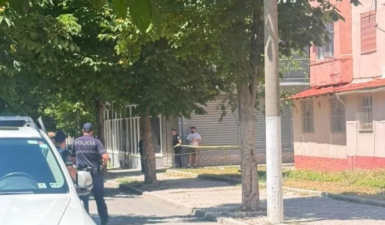 Plagosje me thikë në Korçë, komshinjtë përplasen me njëri-tjetrin (EMRAT)