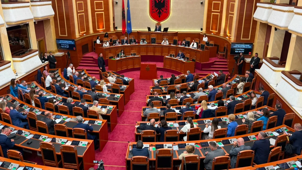Debate dhe përplasje në Kuvend pas ndryshimit të rendit të ditës, Berisha-Peleshit: Do mbetesh në histori si armik i Kushtetutës
