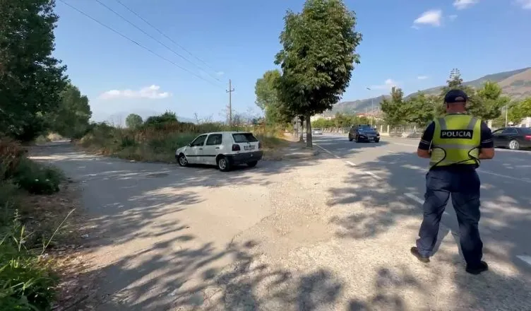 E rëndë në Korçë, makina përplas karrocën me fëmijën e mitur