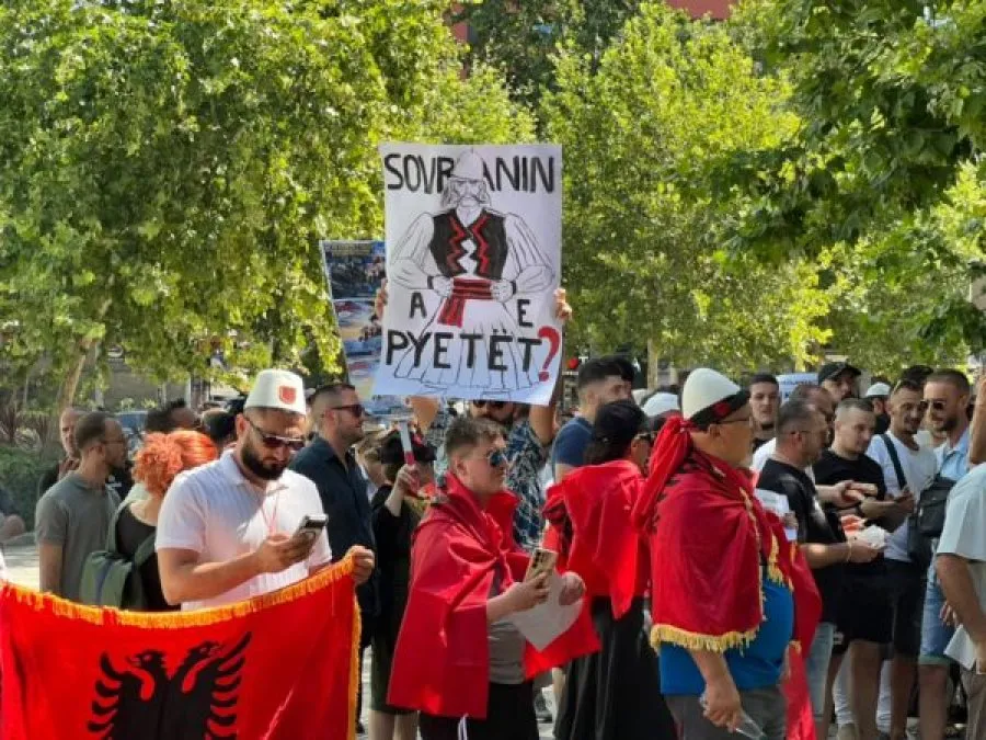 “Ju erdhi fundi!” Qytetarët mblidhen para Kuvendit, kërkojnë dorëheqjen e Ramës