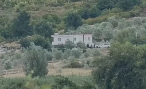 Vrau babain e ish të fejuarës, i plagosi të ëmën dhe e mori peng, ja ku fshihet Refik Buzi! Refuzon të dorëzohet