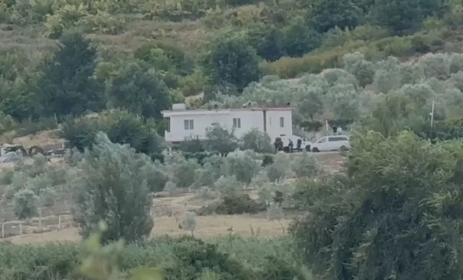 Vrau babain e ish të fejuarës, i plagosi të ëmën dhe e mori peng, ja ku fshihet Refik Buzi! Refuzon të dorëzohet