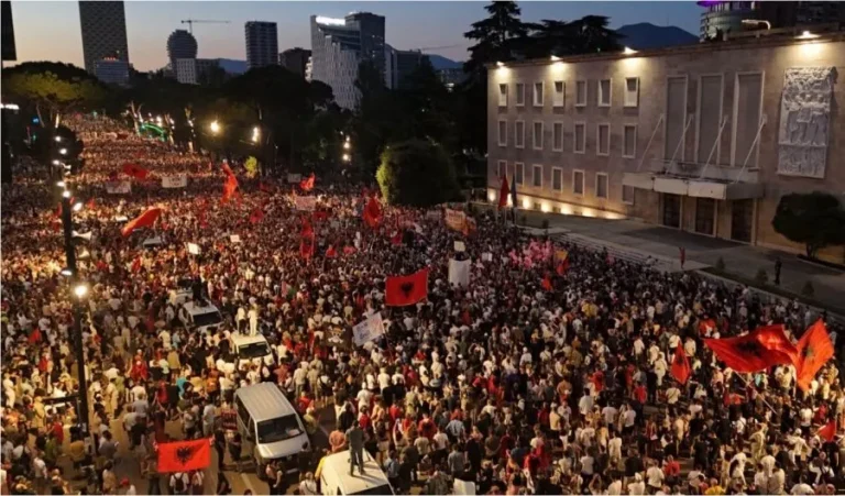 FOTOLAJM/ Nga Albano Bogdo te Eranda Libohova e Balina Bodinaku, VIP-at dalin në protestën para kryeministrisë