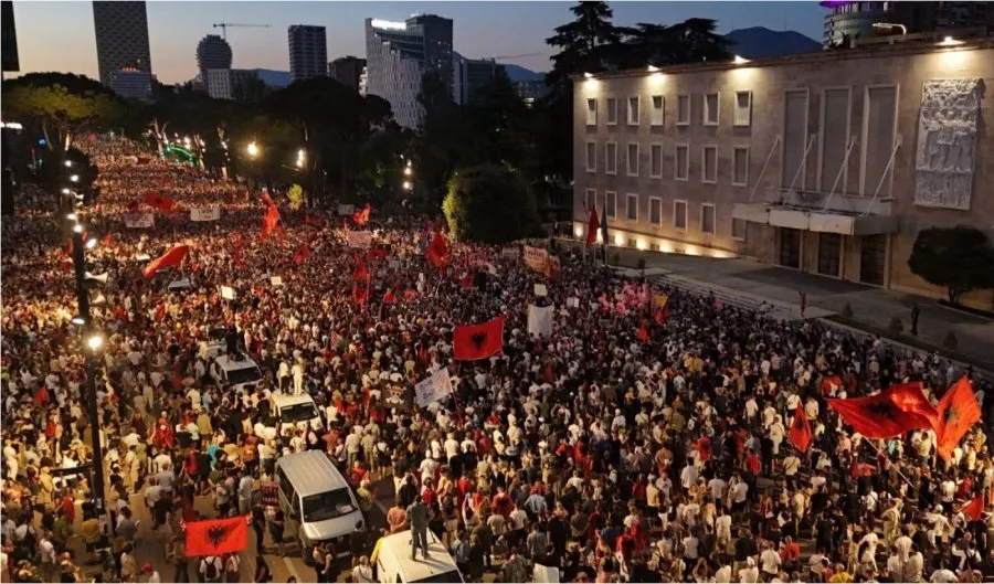 FOTOLAJM/ Nga Albano Bogdo te Eranda Libohova e Balina Bodinaku, VIP-at dalin në protestën para kryeministrisë