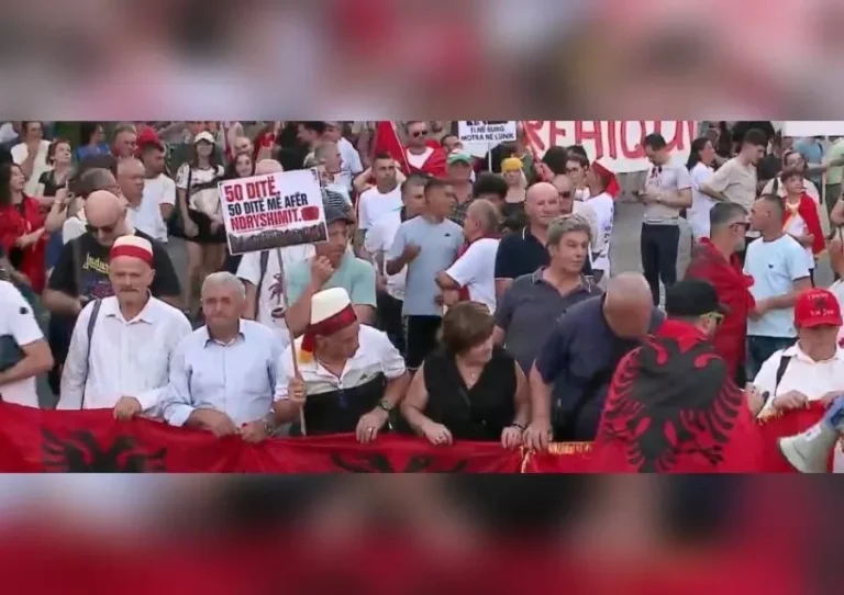 Nis protesta e 50-të kundër Ramës, qytetarët marshojnë nga Sheshi Skënderbej drejt Kryeministrisë
