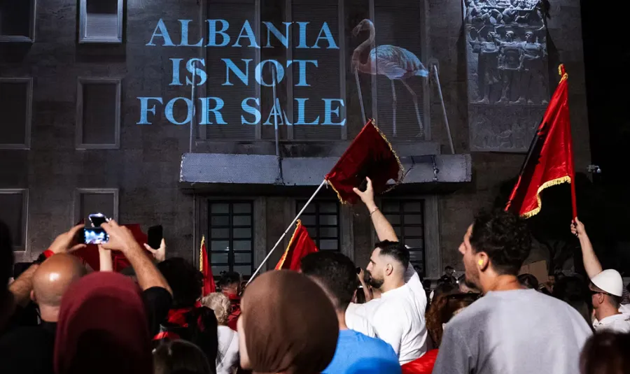 LE MONDE: “Revolucioni i Flamingove” po u jep krahë të rinjve shqiptarë!