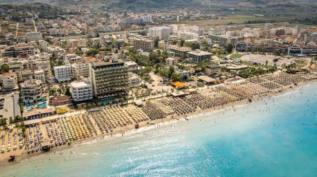 VIDEO/ Tjetër incident në Golem. Punonjësit e resortit rrihen me pushuesit turq