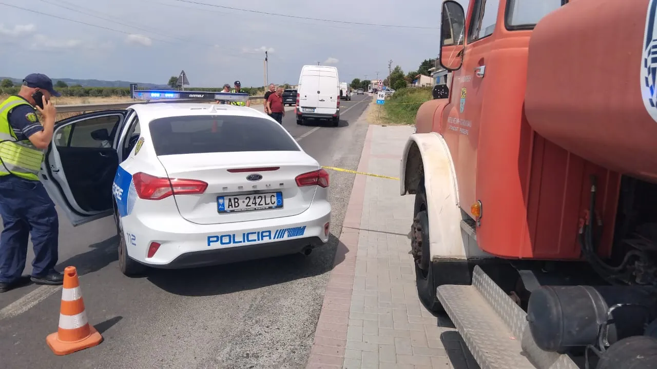 Aksident me vdekje në aksin Peqin-Elbasan, këmbësori përplaset nga furgoni