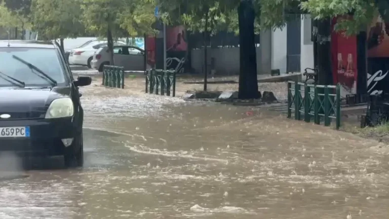 Stuhi e fortë në Elbasan, breshëri dhe shiu “paralizojnë” qytetin