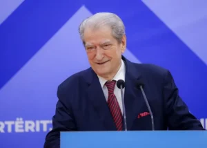 Berisha akuzon Ramën për “policim” të rrjeteve sociale: Po ndiqet modeli i Ajatollahëve