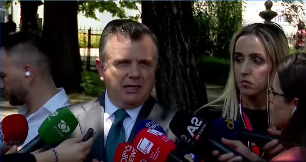 Balla fyen protestuesit: Nuk na ndalin një grup mbeturinash 