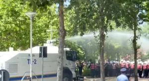 VIDEO/ Tensione para Kuvendit, policia përdor gaz lotsjellës dhe ujë me presion për shpërndarjen e protestuesve