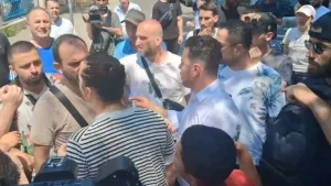 Tensione te Komisariati nr.1, protestuesit përzënë deputetët e opozitës: Shporruni!