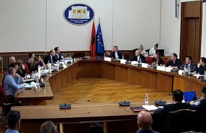 Ulsi Manja fyen deputetin e PD-së: Qepe gojën,  dër-dër-dër!