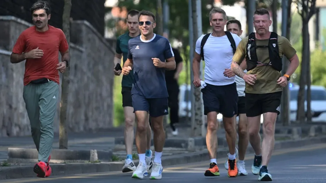 VIDEO/ Macron bën vrap në rrugët e Ankarasë para samitit të NATO-s