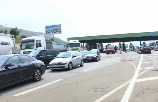 Rama rikthen kontrollet prej protestës? Radhë të gjata në Morinë, kolona e mjeteve arrin në 3.5 km