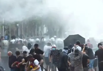 Përshkallëzohet protesta para Parlamentit, policia përdor ujë me presion dhe spraj me piper