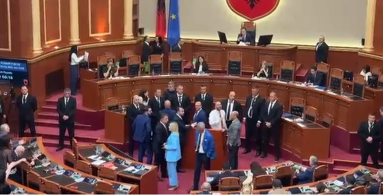Tensione në Kuvend, opozita bllokon foltoren! Shtyhet shqyrtimi i marrëveshjes me SHBA-në