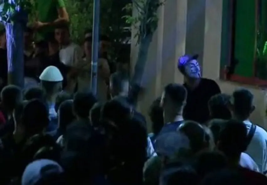 Të rinjtë me maska thyen xhamat e Komisariatit nr. 3, policia arreston njërin prej tyre, 4 të tjerë shpallen në kërkim