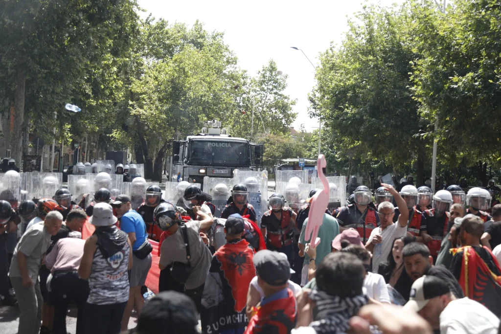PAMJET/ Nga akuzat për ujë me squfur te thirrjet “qeveri e krimit”. Çfarë po ndodh sot në protestë