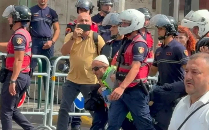 Tensione në protestë, Arben Kola merret zvarrë dhe futet në makinën e policisë